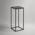 Tavolino laterale alto quadrato in MDF effetto pietra e acciaio nero, 30 × 30 × 70 cm