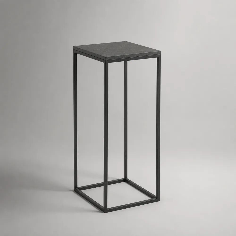 Tavolino laterale alto quadrato in MDF effetto pietra e acciaio nero, 30 × 30 × 70 cm